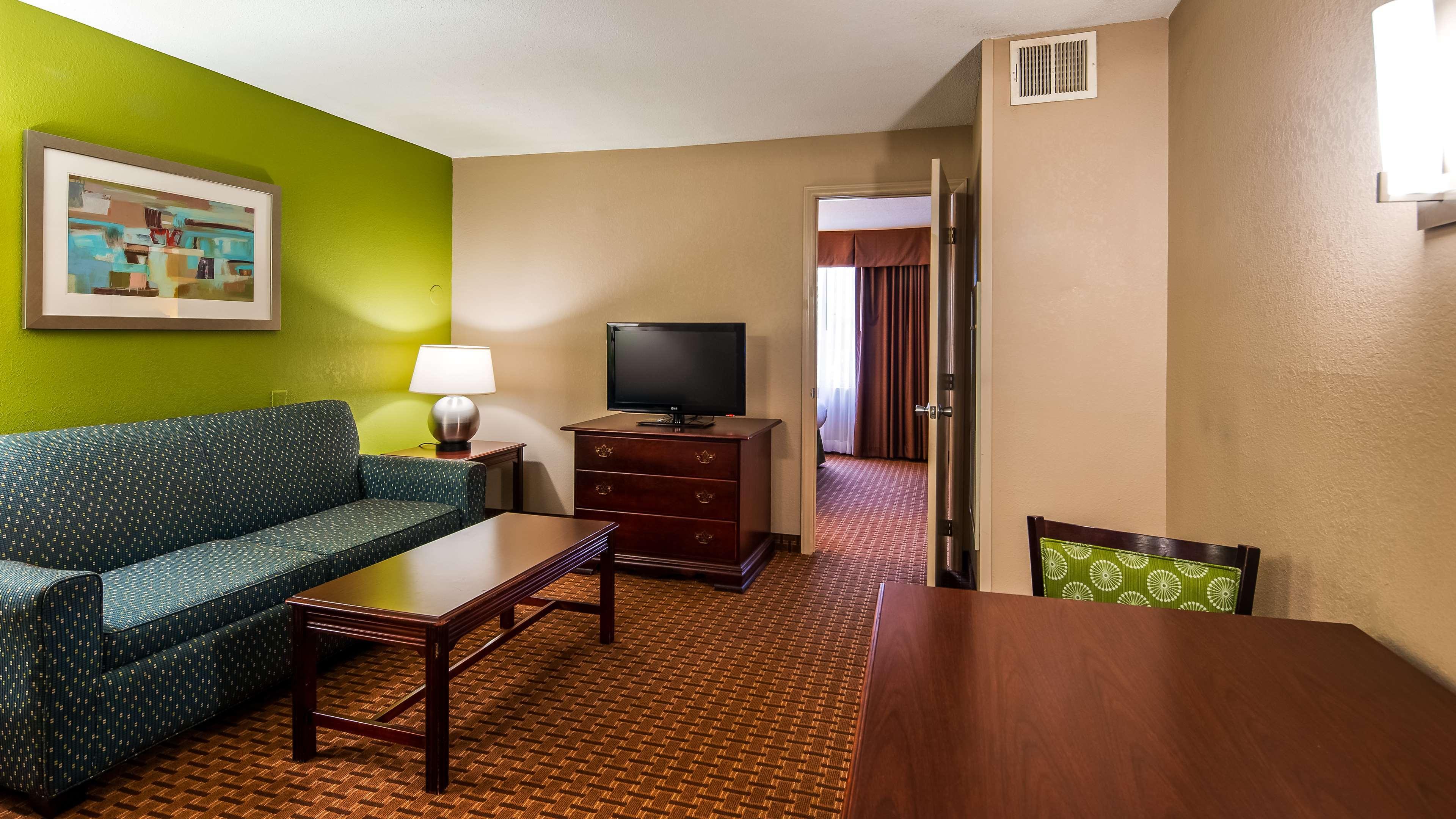 Surestay Plus Hotel By Best Western Raleigh North Downtown Экстерьер фото